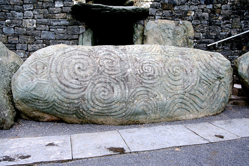 Stein mit Ornamenten am Eingang von Newgrange, Irland Sitomon, Creative commons
